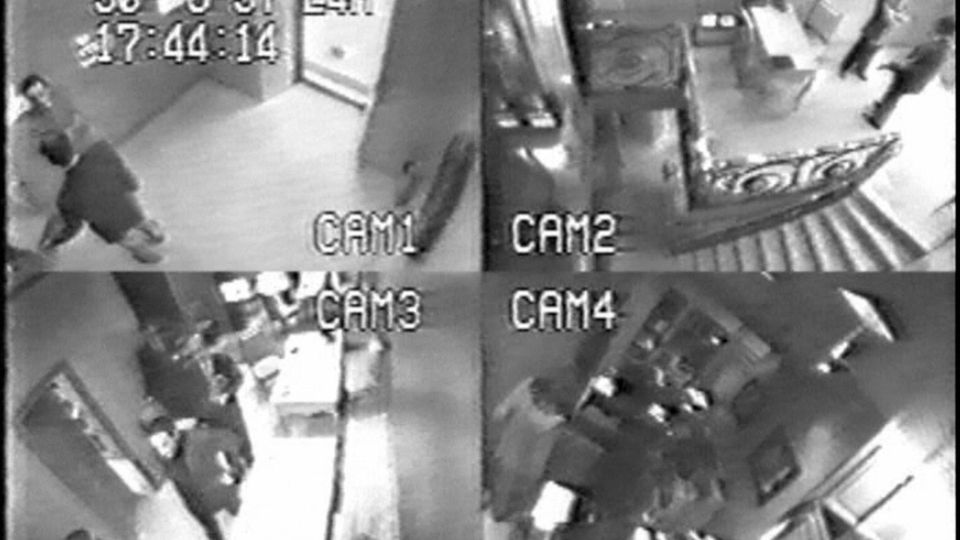 Aufnahmen die Dodi Al-Fayed bei Repossi in Paris zeigen.