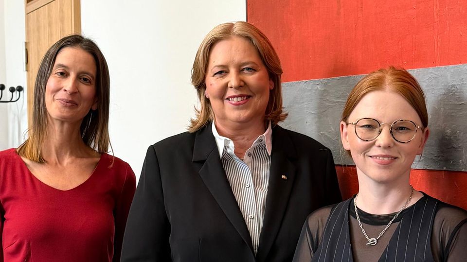 Kristina Maroldt und Stella Brikey von BRIGITTE mit Bärbel Bas, Bundesministerin für Arbeit und Soziales, in Berlin