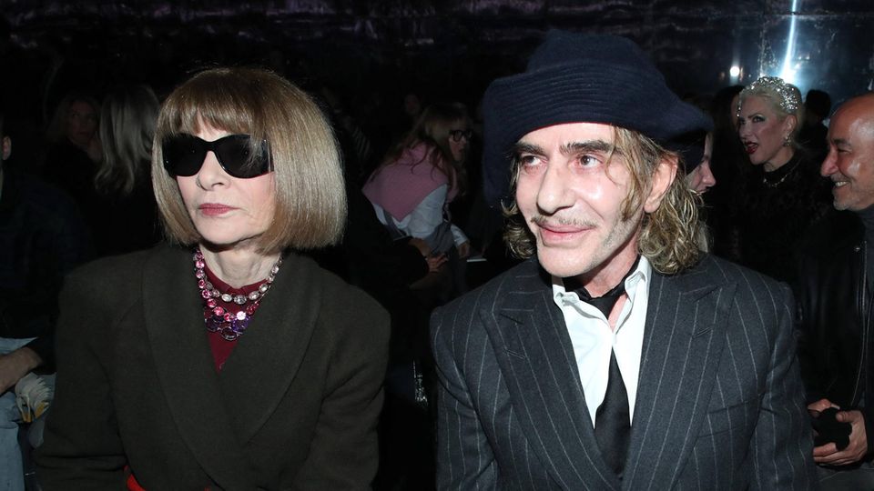 Anna Wintour und John Galliano in der ersten Reihe bei der Dior Modenschau im Januar 2026.