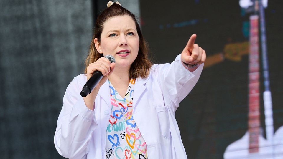 Dr. Bea Merscher am 5. September auf der Demo "Gesundheit statt Sparwahn" in Berlin, die sie selbst organisiert hat. Die Kinderärztin wurde durch ihren Auftritt bei der RTL-Sendung "Am Tisch mit Friedrich Merz" bundesweit bekannt und nutzt ihre Reichweite auf Instagram (@dr.bea.kinderaerztin), um auf Missstände im Gesundheitssystem aufmerksam zu machen.