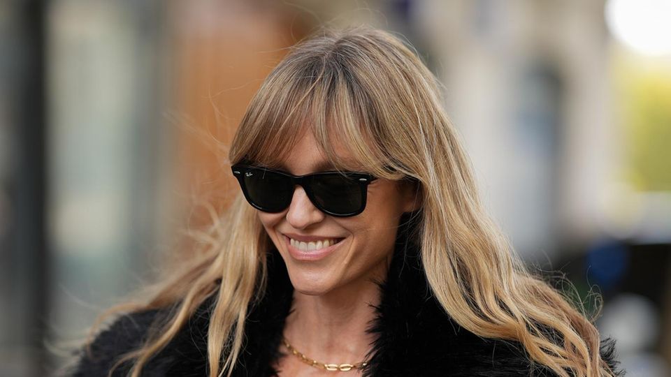 Auch im Streetstyle darf der Pony leichte Flügel bekommen: Die weich fallenden Bangs rahmen das Gesicht und bringen Bewegung in die lässige Frisur.