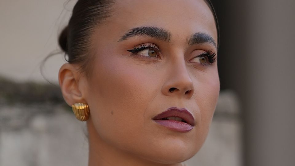 Make-up in bronzy und burgunderfarbenen Nuancen.