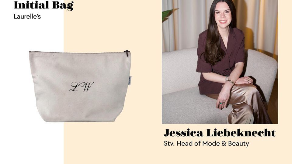 Die Kosmetik-Bag schafft nicht nur Ordnung, sondern ist auch noch mit geschwungenen Buchstaben personalisiert.