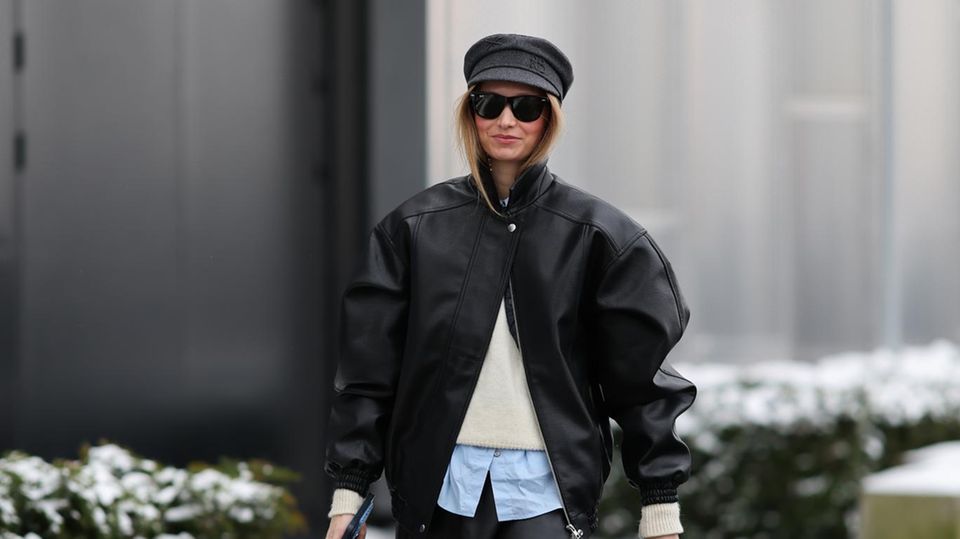 Laura Schulte macht es vor: Hellblaues Hemd, cremeweißer Strickpullover und Lederjacke werden zum lässigen Lagenlook. Dazu trägt die Modeinfluencerin einen Lederrock. Perfekt, um das Lieblingsteil auch im Winter zu tragen.
