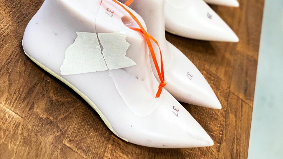 Zeitgemäßes Design und traditionelles Handwerk: Was im Hamburger Atelier von Alina Schürfeld entsteht, ist beides. Hier werden Schuhe, Taschen und Kleinlederwaren aus vegetabil, chrom- und metallfrei gegerbtem Leder deutscher und italienischer Gerbereien von Hand gefertigt – darauf legt sie größten Wert. Alina Schürfelds Liebe zu Schuhen zeigt sich nämlich auch in ihrem Credo: "Wahre Schönheit trägt Verantwortung – für die Menschen, die Umwelt und jeden Schritt dazwischen."