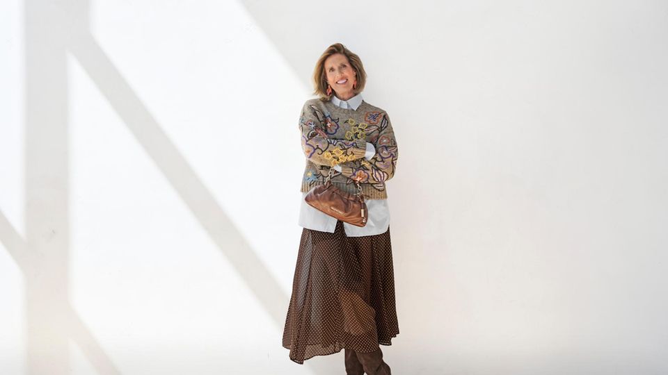 Pullover: Oui, ca. 200 Euro, Hemd: Arket, ca. 80 Euro, Rock: Zara, ca. 30 Euro, Ohrringe: Zara, Tasche: Valentino, Stiefel: Konstantin Starke