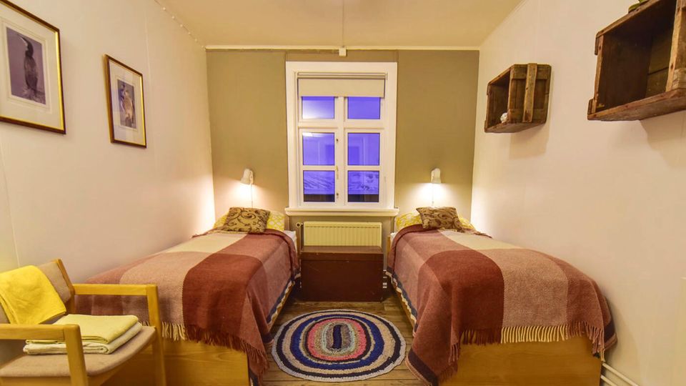 Im Hotel "Djúpavík" gibt es acht freundlich eingerichtete Zimmer mit Gemeinschaftsbad. Ein Ort, so entspannt und gemütlich, dass man ihn nie wieder verlassen möchte. Geöffnet ist zwischen Mai und Anfang Oktober. DZ/F ab 163 Euro (Djúpavík, Árneshreppur 524, Tel. 451 40 37, djupavik.is).