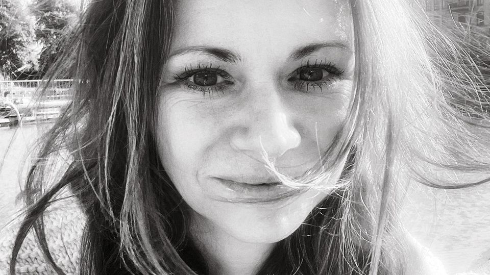 Die Journalistin und Autorin Nathalie Klüver ist Mutter von drei Kindern und freut sich, die Hände wieder für sich selbst frei zu haben.