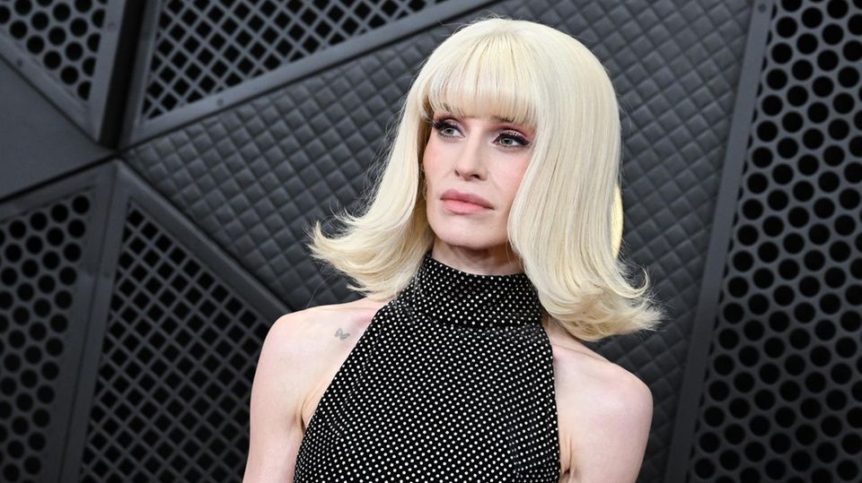 Kelly Osbourne mit traurigem Blick und sehr dünn bei Grammys