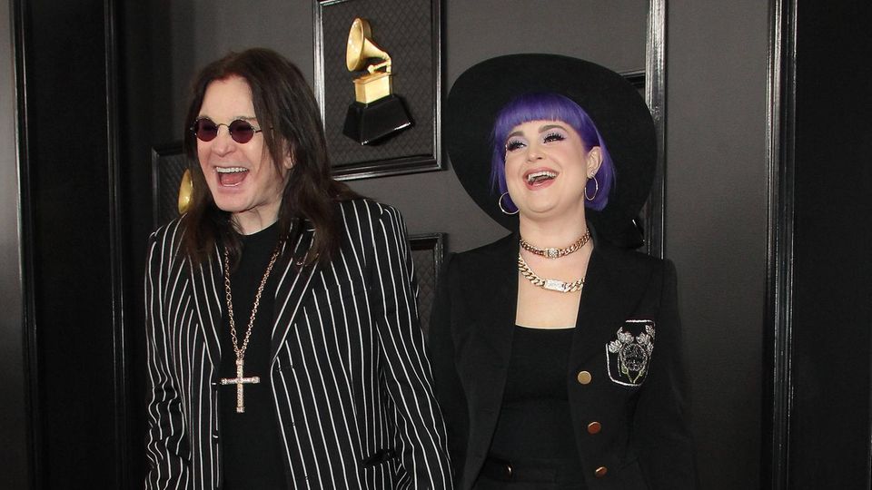 Kelly und Ozzy Osbourne lachend und innig bei Grammys