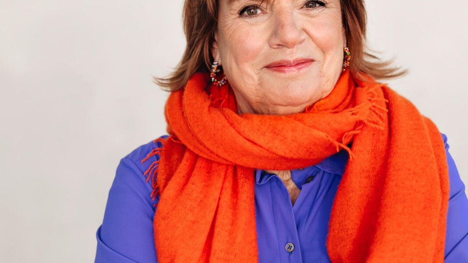 Christine Westermann mit einem organgefarbenen Schal