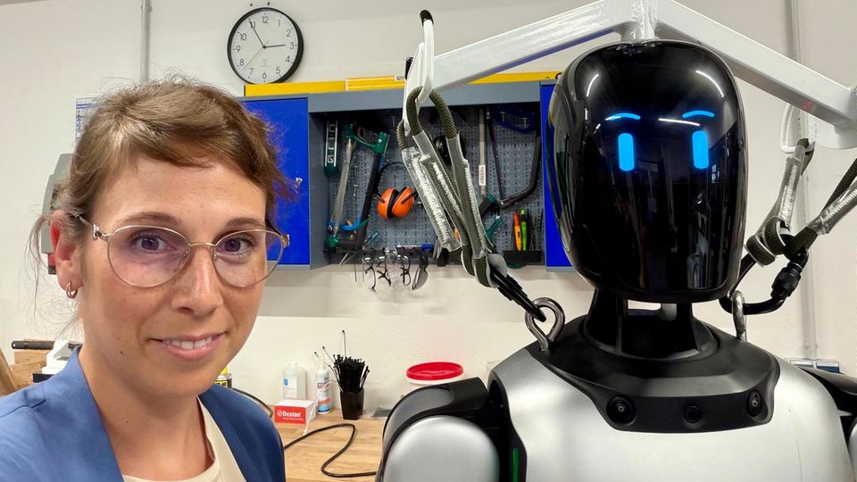 Deine blauen Augen ...: Prof. Jana Jost in ihrem Labor mit dem Humanoiden Ada