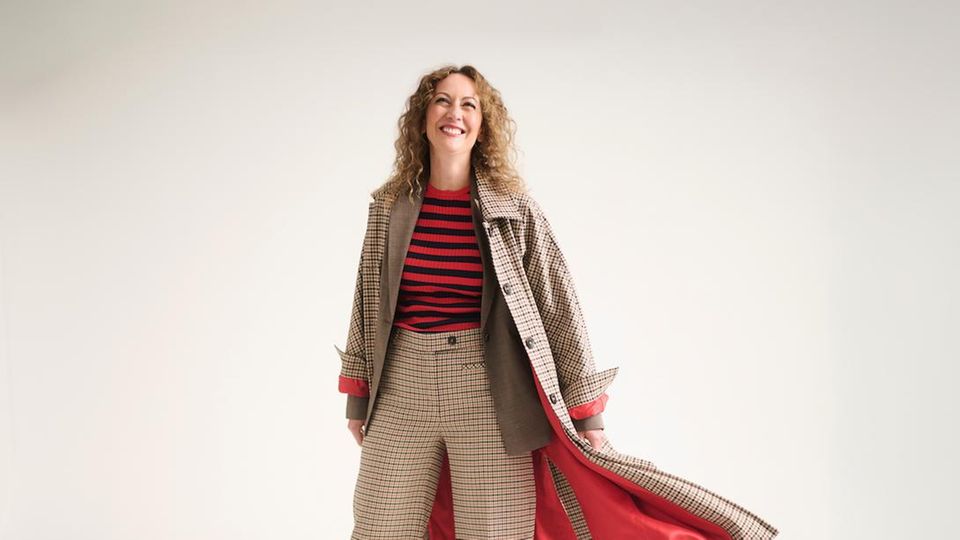 Mantel und Hose aus Schurwolle und Biobaumwolle: Lanius, ca. 490 Euro und 230 Euro. Taillierter Blazer: Mos Mosh, ca. 270 Euro. Gestreiftes T-Shirt: Zara, ca. 25 Euro. Schuhe: AGL.