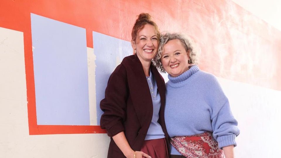 Anette (l.): Jacke aus Wollmix mit Schalkragen: Bonprix, ca. 80 Euro. Strick-Poloshirt mit aufgesetzter Brustasche: Zara, ca. 25 Euro. Bundfaltenhose mit weitem Bein: Rossi, ca. 280 Euro. Ohrringe: Bonprix. Armreif: Pandora. Pumps: Tamaris.  Natalja: Rollkragenpullover aus Schurwollmix: Lanius, ca. 180 Euro. Ausgestellter Rock: Marc O’Polo, ca. 190 Euro. Ohrringe: Christ. Tuch: Roeckl. Tasche: Cuoieria Fiorentina. Stiefel: Bobbies.   