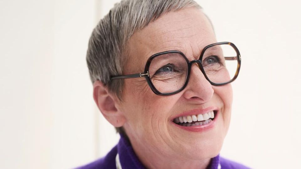 Statement-Brille und Pop-Art-Kette machen zum schlichten Rolli den Unterschied.