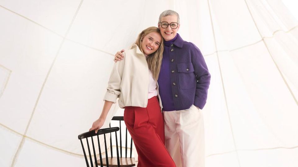 Emma – Blouson in Cremeweiß: Zara, ca. 40 Euro. Rollkragenpullover aus Kaschmir: Uniqlo, ca. 100 Euro. Hose mit Biese: Zara, ca. 50 Euro. Earcuffs: Christ. Ballerinas: Massimo Dutti Ulrike – Jacke aus Wolle: Oui, ca. 200 Euro. Rollkragenpullover aus Kaschmir: Cos, ca. 230 Euro. Bundfaltenhose: Xandres, ca. 170 Euro. Brille: Tom Ford. Schuhe: Zara.
