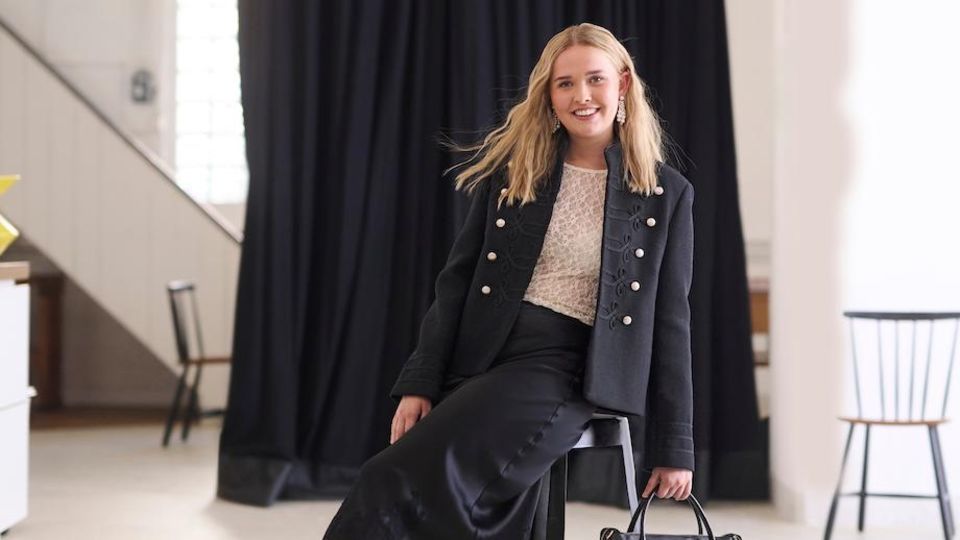 Emma – Jacke im Napoleon-Stil: Ottod’Ame, ca. 340 Euro. Langarmshirt aus Spitze: Co’couture, ca. 70 Euro. Satinrock mit Spitzensaum: s.Oliver Black Label, ca. 100 Euro. Ohrringe: Studio Ena. Tasche: Cuoieria Fiorentina. Stiefeletten: Konstantin Stark