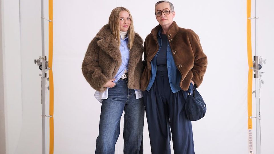 Emma (l.) – Kurze Jacke aus Kunstfell: Someday, ca. 150 Euro. Gestreifte Hemdbluse: The Shirt Project, ca. 120 Euro. Rolli aus Wolle: 0039 Italy, ca. 160 Euro. Wide-Leg-Jeans: Drykorn, ca. 180 Euro. Gürtel: Vanzetti. Pumps: Deichmann. Ulrike – Wendejacke in Pelzoptik: Walbusch, ca. 200 Euro. Jeansbluse: Peter Hahn, ca. 120 Euro. T-Shirt Filippa K, ca. 80 Euro. Bundfaltenhose aus Seide: Cos, ca. 180 Euro. Brille:Andy Wolf. Tasche: Cuoieria. Fiorentina Mules Zara.