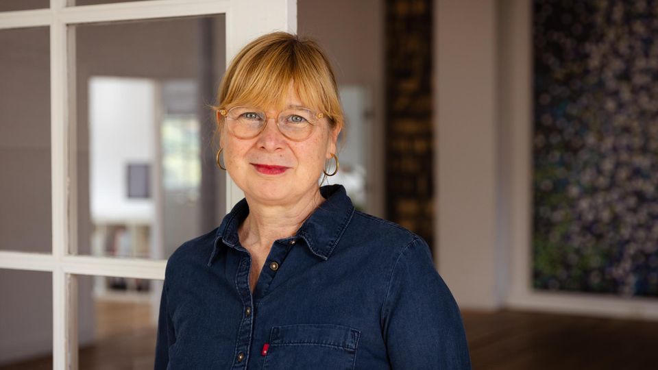 Anne Otto in dunkler Bluse