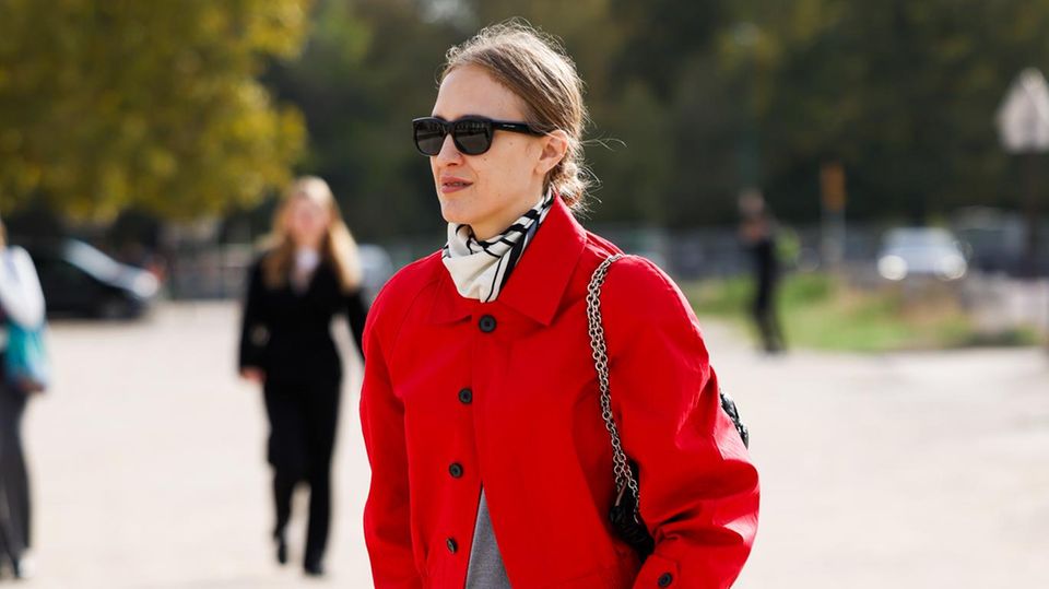 Ein Look zum Nachmachen! Eine schlichte schwarze Hose mit schwarzen Ballerinas, kombiniert mit einer knalligen Jacke in Rot.