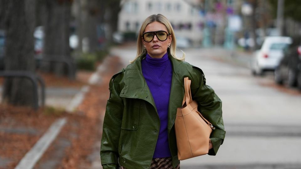 Voll im Trend mit nicht nur der Trendfarbe Lila, sondern auch der Kombination von Waldgrün und Karomuster. Wollpullover und Stiefel halten schön warm, während Lederjacke und Rock das gewisse Etwas bringen.