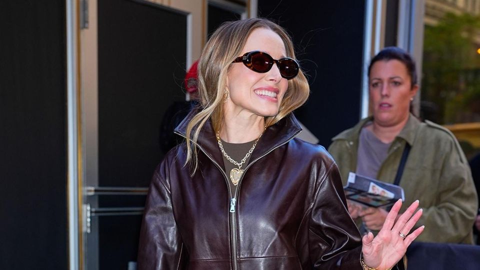 Kristen Bell in einer Lederjacke.