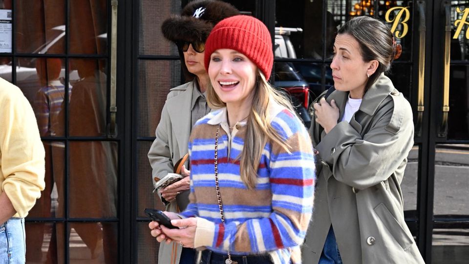 Kristen Bell mit roter Mütze.